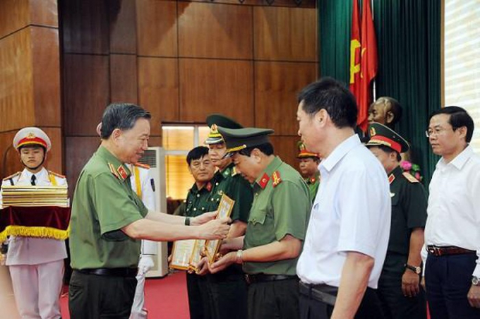Bộ trưởng Tô Lâm tặng Bằng khen cho các tập thể, cá nhân có thành tích xuất sắc