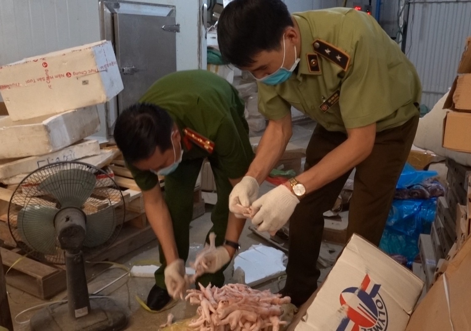 Khám phá thủ đoạn “ẩn giấu” 6 tấn thực phẩm bẩn trong kho lạnh ở Hà Nội - 4