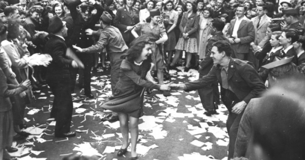 Niềm hân hoan trong Ngày Chiến thắng ở châu Âu 1945