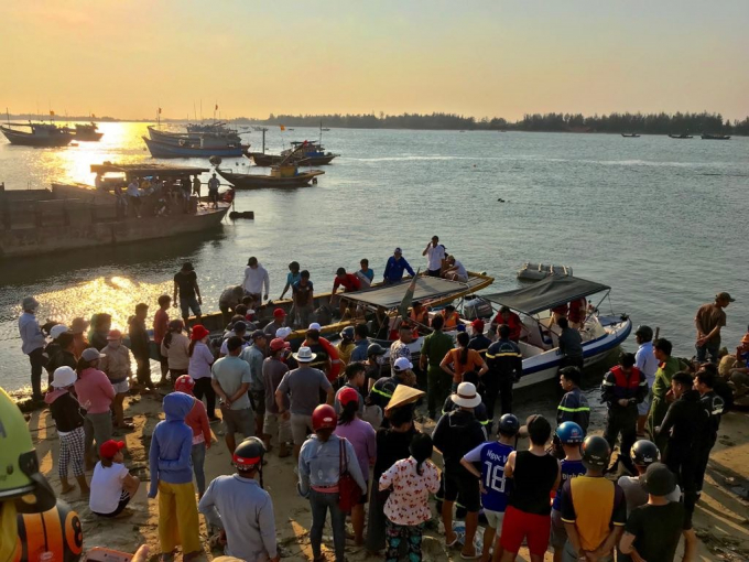 Cơ quan chức năng tỉnh Quảng Nam đang tìm kiếm 5 nạn nhân mất tịch vụ lật thuyền trên sông Thu Bồn.