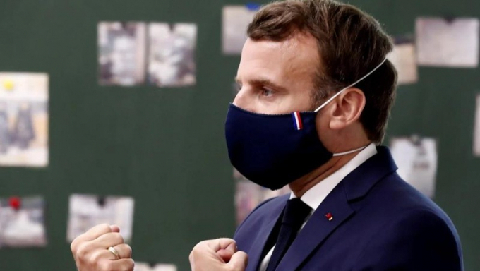 Khẩu trang của Tổng thống Pháp có một dải ruy băng màu cờ Pháp. Ảnh: Reuters