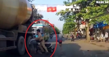 Video: Hai thanh niên đi xe máy không đội mũ bảo hiểm “húc” CSGT ngã ra đường