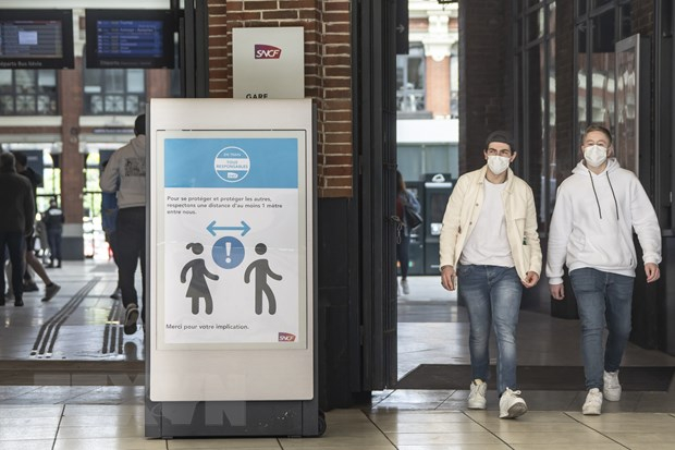 Người dân đeo khẩu trang phòng dịch COVID-19 tại nhà ga tàu hỏa ở Lille, miền Bắc Pháp ngày 11/5/2020. (Nguồn: THX/TTXVN)
