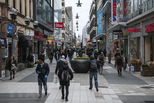 Người dân di chuyển trên đường phố tại Stockholm, Thụy Điển ngày 1/4/2020 trong bối cảnh dịch COVID-19 bùng phát. (Nguồn: AFP/TTXVN)