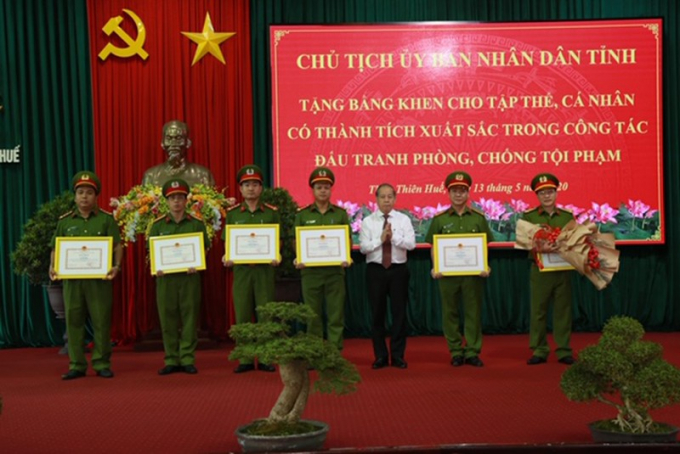 Chủ tịch UBND tỉnh Thừa Thiên Huế tặng bằng khen cho tập thể, cá nhân có nhiều thành tích trong Chuyên án 520P.