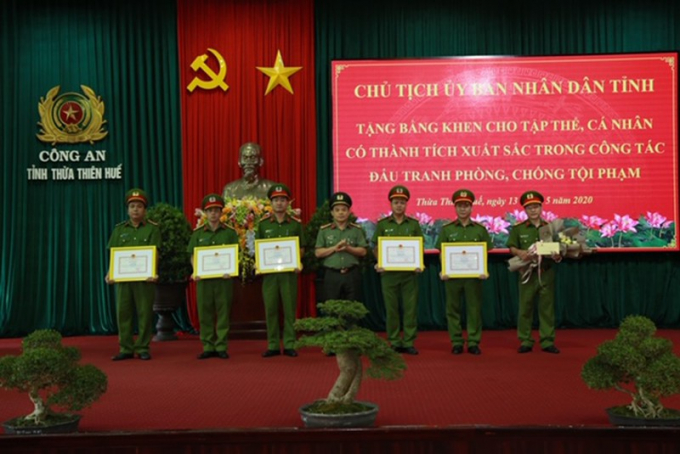 Đại tá Nguyễn Quốc Đoàn,  Giám đốc công an tỉnh Thừa Thiên Huế tặng thưởng nóng Phòng CSĐT tội phạm về ma tuý.