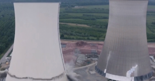 Clip: Hai nhà máy điện hạt nhân khổng lồ tại Đức “biến mất” trong tích tắc