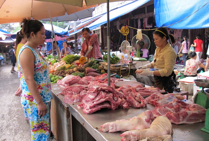 Theo Bộ NN&amp;amp;PTNT, giá thịt lợn từ người chăn nuôi đến tay người tiêu dùng phải qua 2-5 khâu trung gianẢnh: Bình Phương