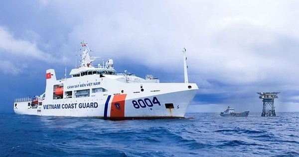 Bộ Quốc phòng: Sẵn sàng đấu tranh với các nhóm tàu xâm phạm vùng biển