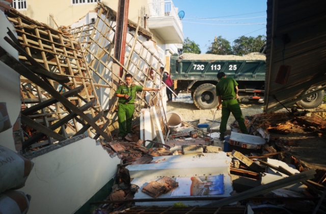 Bà Rịa - Vũng Tàu: Lùi xe sập nhà làm một người tử vong
