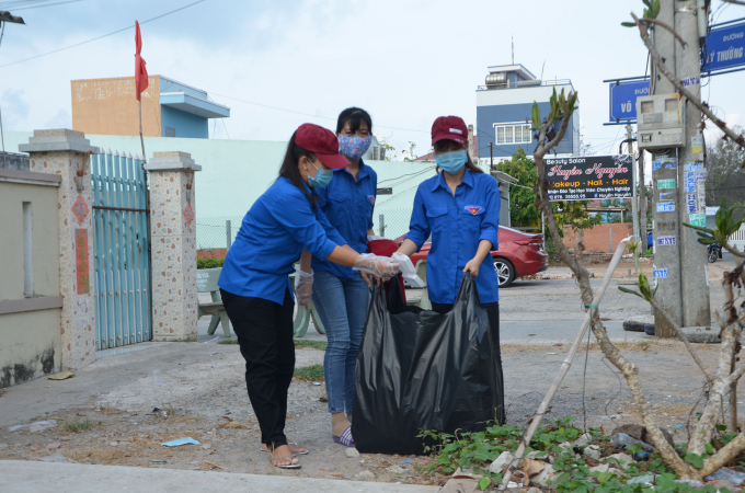 ĐVTN nhặt rác, tuyên truyền người dân chung tay vệ sinh môi trường sống.