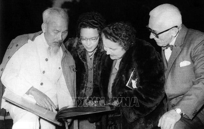 Chủ tịch Hồ Chí Minh và gia đình luật sư Loseby (người đã giúp bào chữa cho Bác trong vụ án Hong Kong, 1931 - 1933), tại Phủ Chủ tịch, tháng 2/1960. Ảnh: Tư liệu/TTXVN.