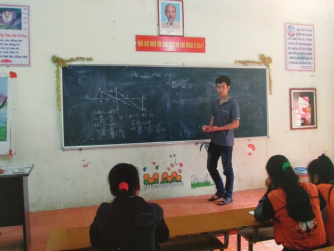 Thầy giáo Hoàng Anh Tuấn, giáo viên Trường THCS xã Quang Lang, huyện Chi Lăng.