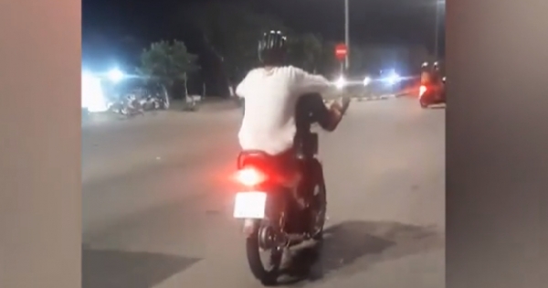 Clip: Bức xúc cảnh nam thanh niên lái xe máy bằng 2 chân gây nguy hiểm cho người đi đường