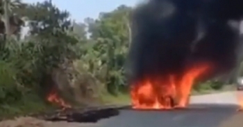 Video: Xế hộp đang lưu thông bỗng phát hỏa, bốc cháy nghi ngút trên đường