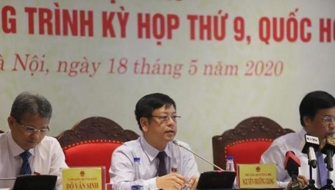 Ông Nguyễn Trường Giang (ngồi giữa) trả lời câu hỏi của phóng viên.