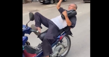 Bức xúc cảnh “quái xế già” đi xe máy không đội mũ bảo hiểm buông hai tay "làm xiếc" trên đường