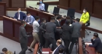 Clip: Các nghị sĩ Hong Kong lao vào “ăn thua” gây hỗn loạn trong cuộc họp