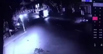 [Clip]: Kinh hoàng cảnh 2 xe máy đấu đầu trong đêm khiến nhiều người thương vong