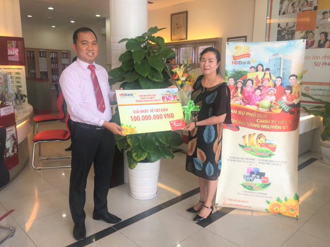 Giải Nhất sổ tiết kiệm 100 triệu đồng đã được HDBank Tây Ninh trao tặng khách hàng Đặng Thị Trung Hoa