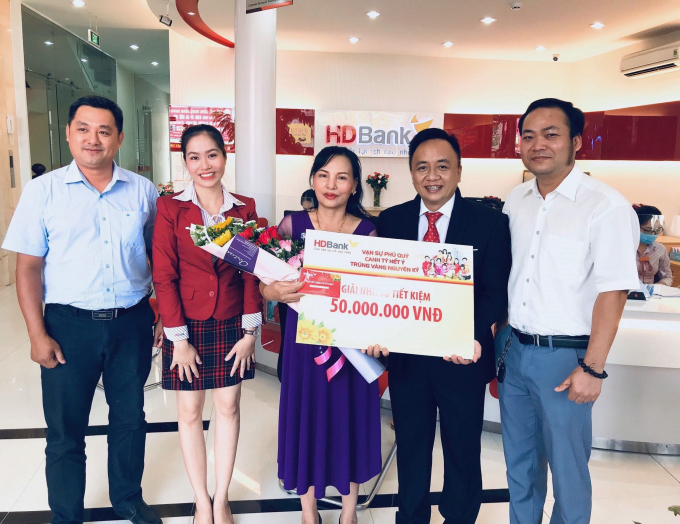 HDBank Thanh Bình chúc mừng khách hàng Đỗ Thị Yến trúng giải Nhì