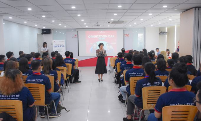 Thạc sỹ Phan Thị Mai Trang - Phó Hiệu trưởng chia sẻ cùng tân sinh viên