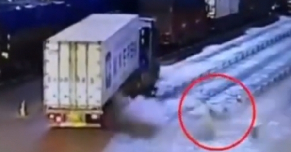 Clip: Pha nổ lốp container kinh hoàng khiến người đàn ông gục tại chỗ
