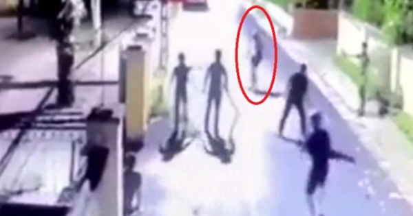Video: Gã đàn ông hùng hổ vác dao vào trụ sở chém cán bộ Công an bị thương