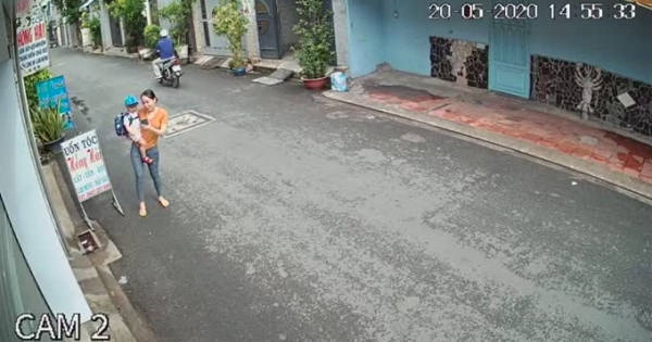 [Clip]: Hai mẹ con đi trên đường bất ngờ bị thanh niên chạy Grab Bike giật điện thoại nhanh như chớp