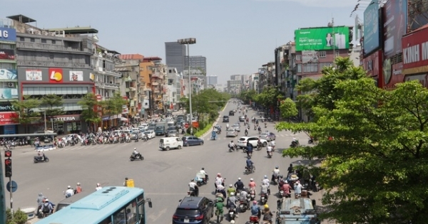 Nắng nóng "như thiêu đốt" trên đường phố Hà Nội