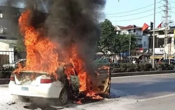 Clip: Ô tô bất ngờ phát hỏa dữ dội giữa đường trong thời tiết nắng nóng cao độ