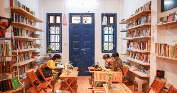 Thư viện miễn phí giữa Thủ đô: Khách tự chọn sách, đồ uống, hoa quả