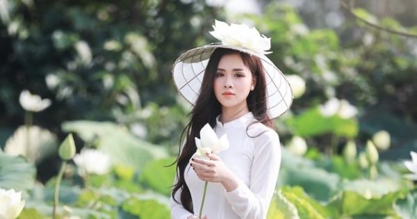Nữ sinh trường Báo gợi cảm hút hồn bên hoa sen trắng