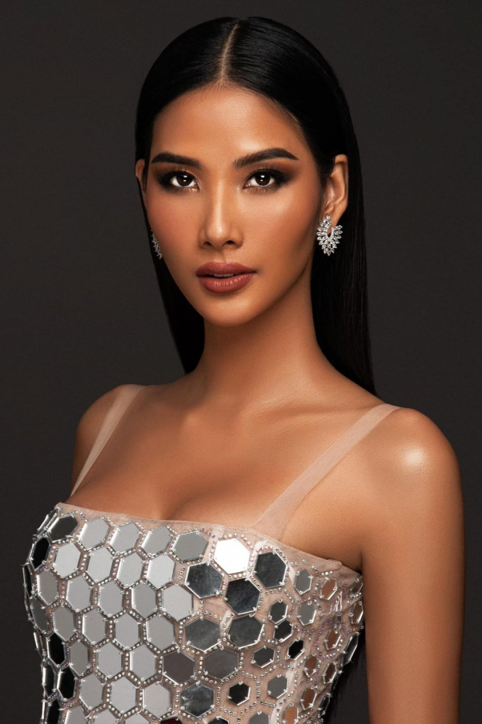 Hoàng Thùy tại Miss Universe 2019. (Ảnh: Instagram)