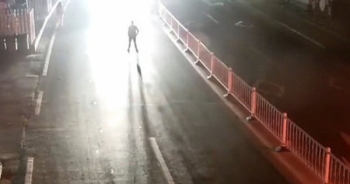 [Clip]: Rợn người cảnh người đàn ông ra giữa đường quỳ gối bị xe tải tông trúng