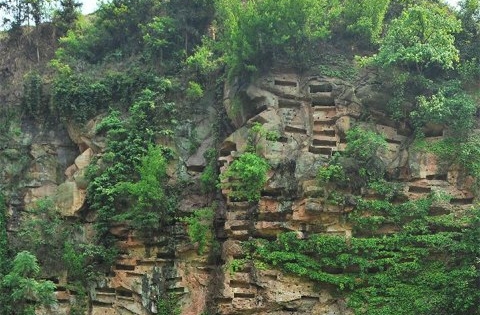 Giải mã bí ẩn nghi lễ mai táng người chết trên vách đá treo leo ở Trung Quốc