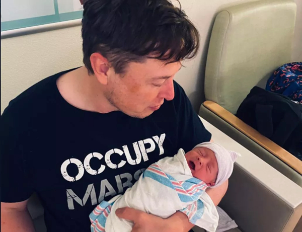 Tỷ phú Elon Musk và con trai mới sinh.