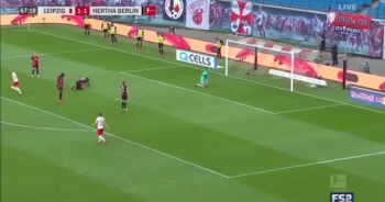 Clip: Sai lầm ngớ ngẩn của thủ môn Hertha Berlin trong trận hòa 2-2 trước RB Leipzig