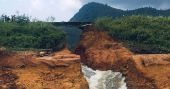 Hình ảnh vỡ đập thủy lợi Đầm Thìn (Phú Thọ) nhiều hộ dân phải sơ tán