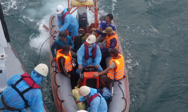 Tàu cá Bình Định bị đâm chìm do va phải đá tại vùng biển Đà Nẵng