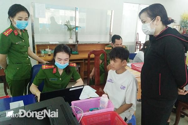 Người dân làm thẻ CCCD tại bộ phận một cửa UBND TP.Biên Hòa.