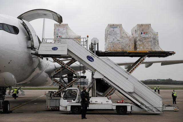 Vật tư y tế được đưa lên máy bay tại sân bay Roissy, Pháp ngày 1/5 để chuyển tới Ấn Độ (Ảnh: Reuters).