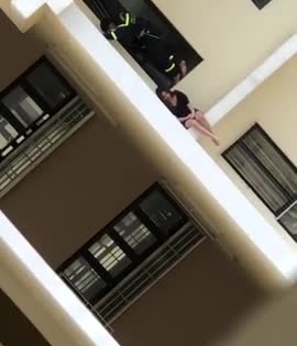 Video: Lặng người chứng kiến lính cứu hoả giải cứu cô gái ngồi vắt vẻo ở lan can tầng 18