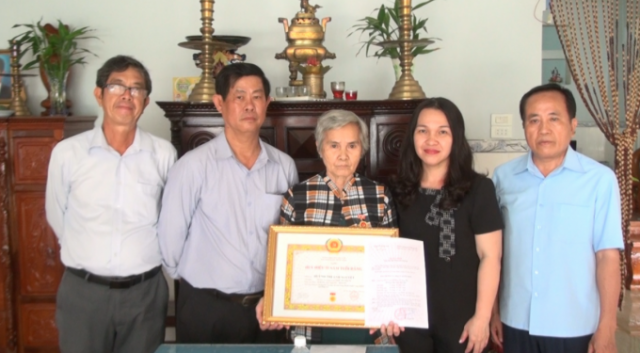 Huyện Long Thành trao huy hiệu Đảng cho 2 Đảng viên lớn tuổi