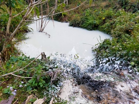 Tuyên Quang: Bùn đất trắng đục chảy xối xả trong khu vực khai thác vàng trái phép