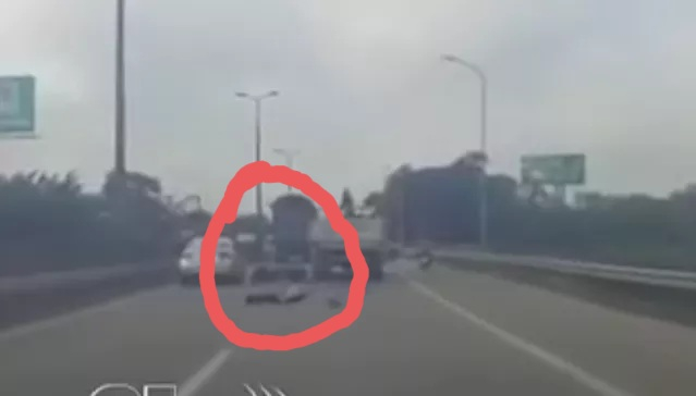Video: Kinh hoàng cảnh người đàn ông đi xe máy lạng lách, bị xe tải cán bất động giữa đường