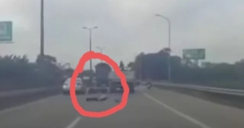 Video: Kinh hoàng cảnh người đàn ông đi xe máy lạng lách, bị xe tải cán bất động giữa đường