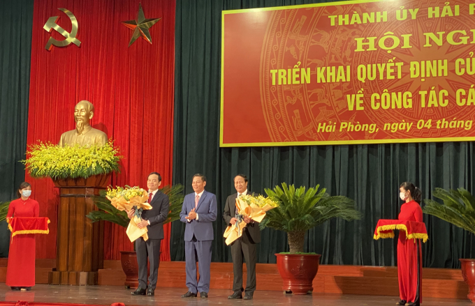 Đồng chí Nguyễn Văn Tùng, Chủ tịch UBND TP tặng hoa chúc mừng các đồng chí Lê Văn Thành và Trần Lưu Quang