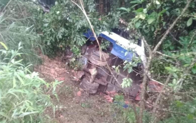 Quảng Ninh: Xe tải mất lái lao xuống vệ đường dốc khiến hai người thương vong