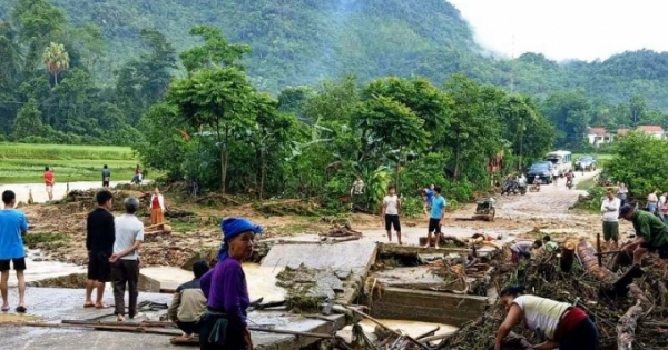 Mưa lớn, lũ đổ về càn quét huyện miền núi Nghệ An